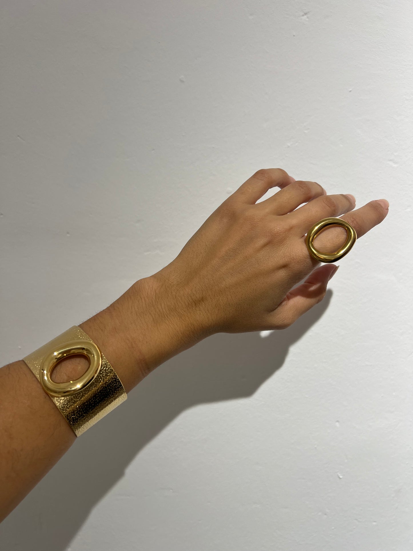 Brazalete óvalo dorado