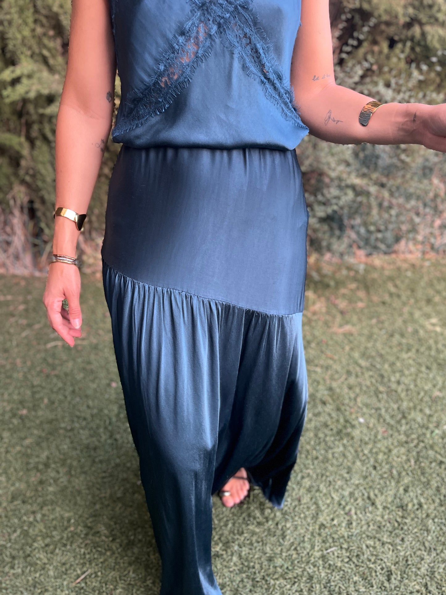 Falda satinada azul petróleo