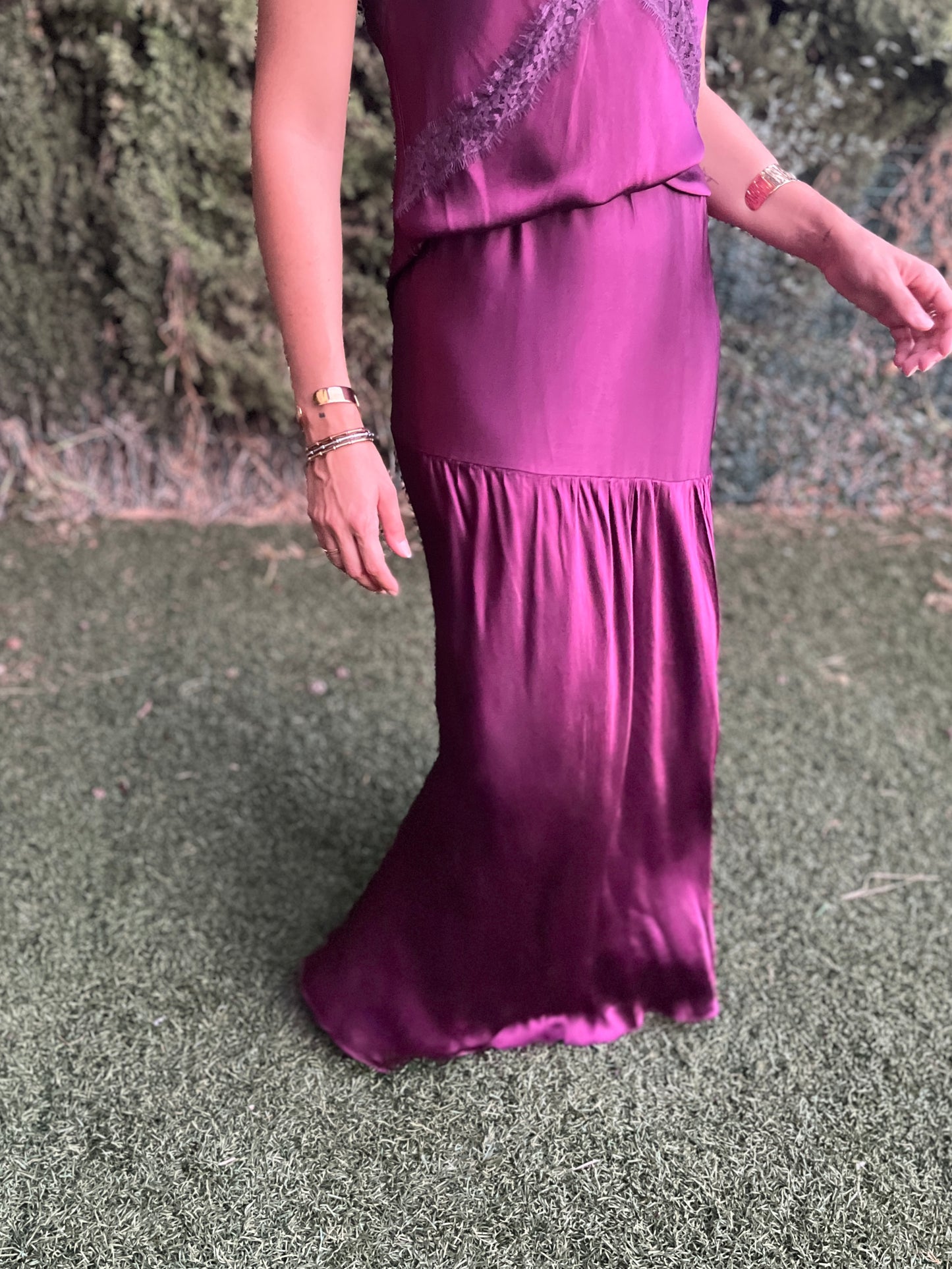 Falda satinada berenjena