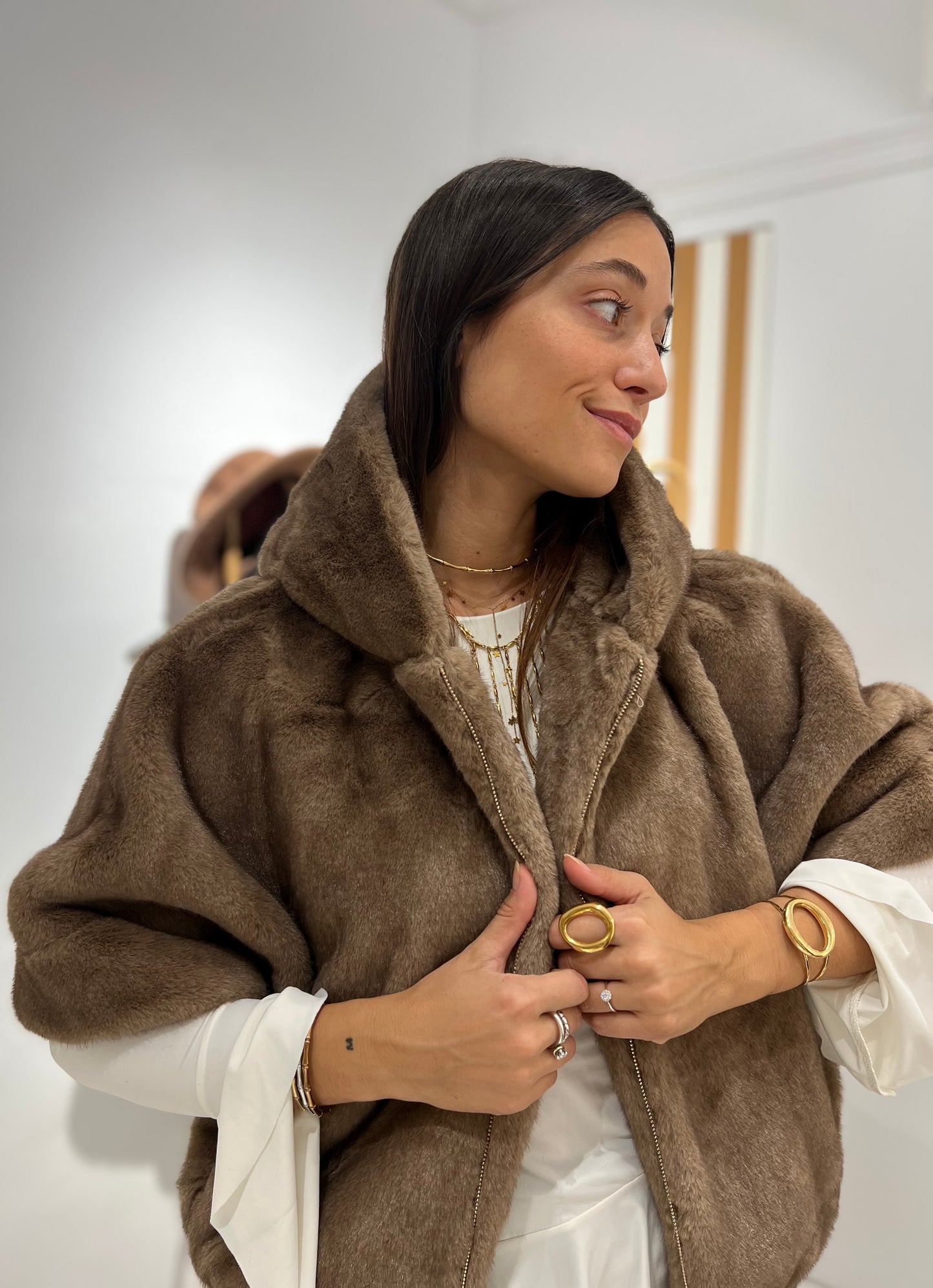 Chaqueta de pelo color topo 