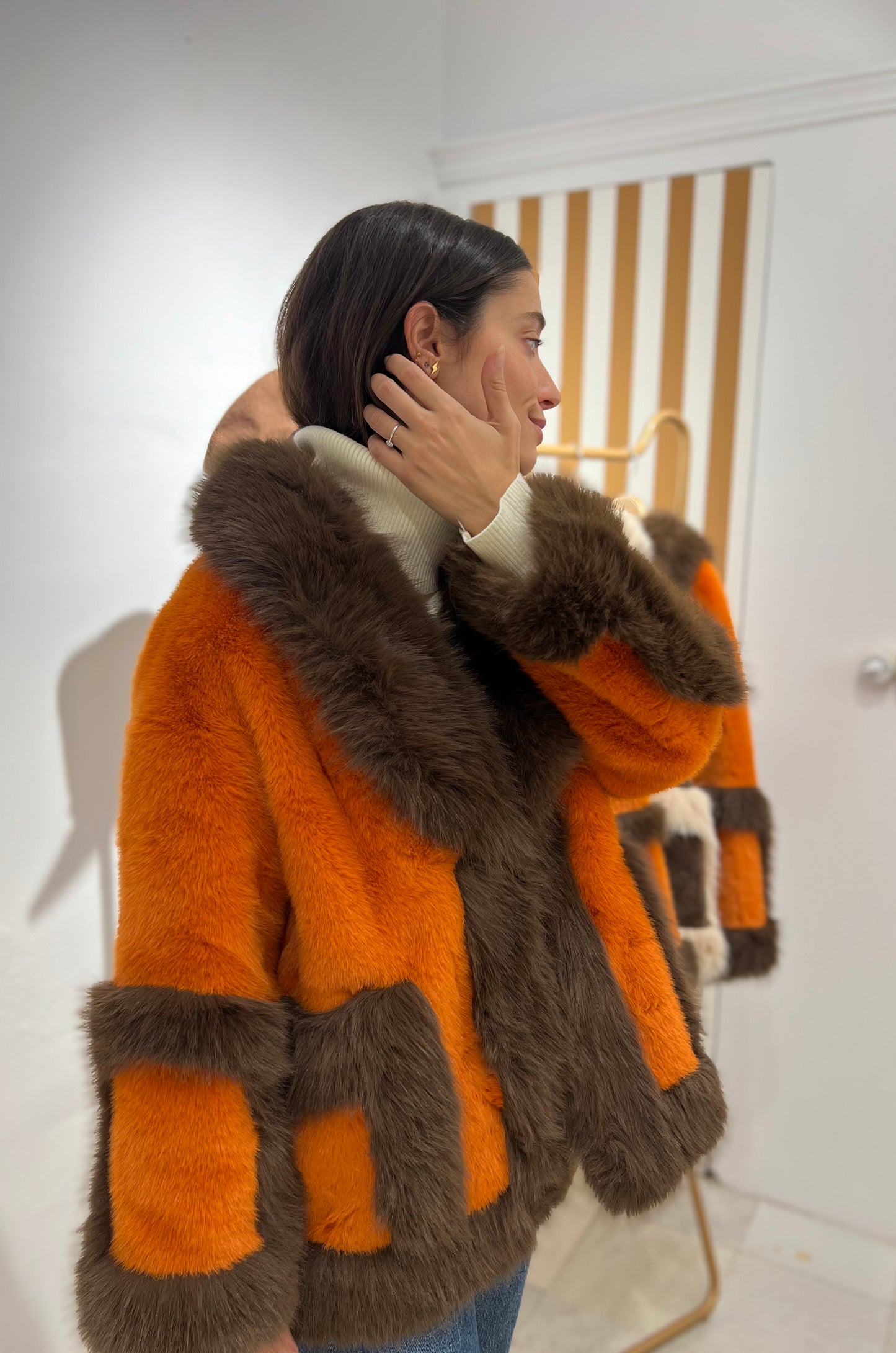 Abrigo de pelo naranja y marrón