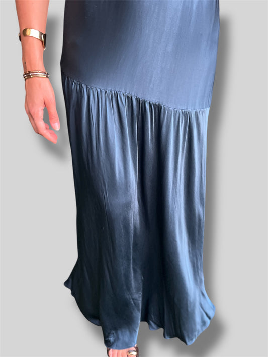 Falda satinada azul petróleo