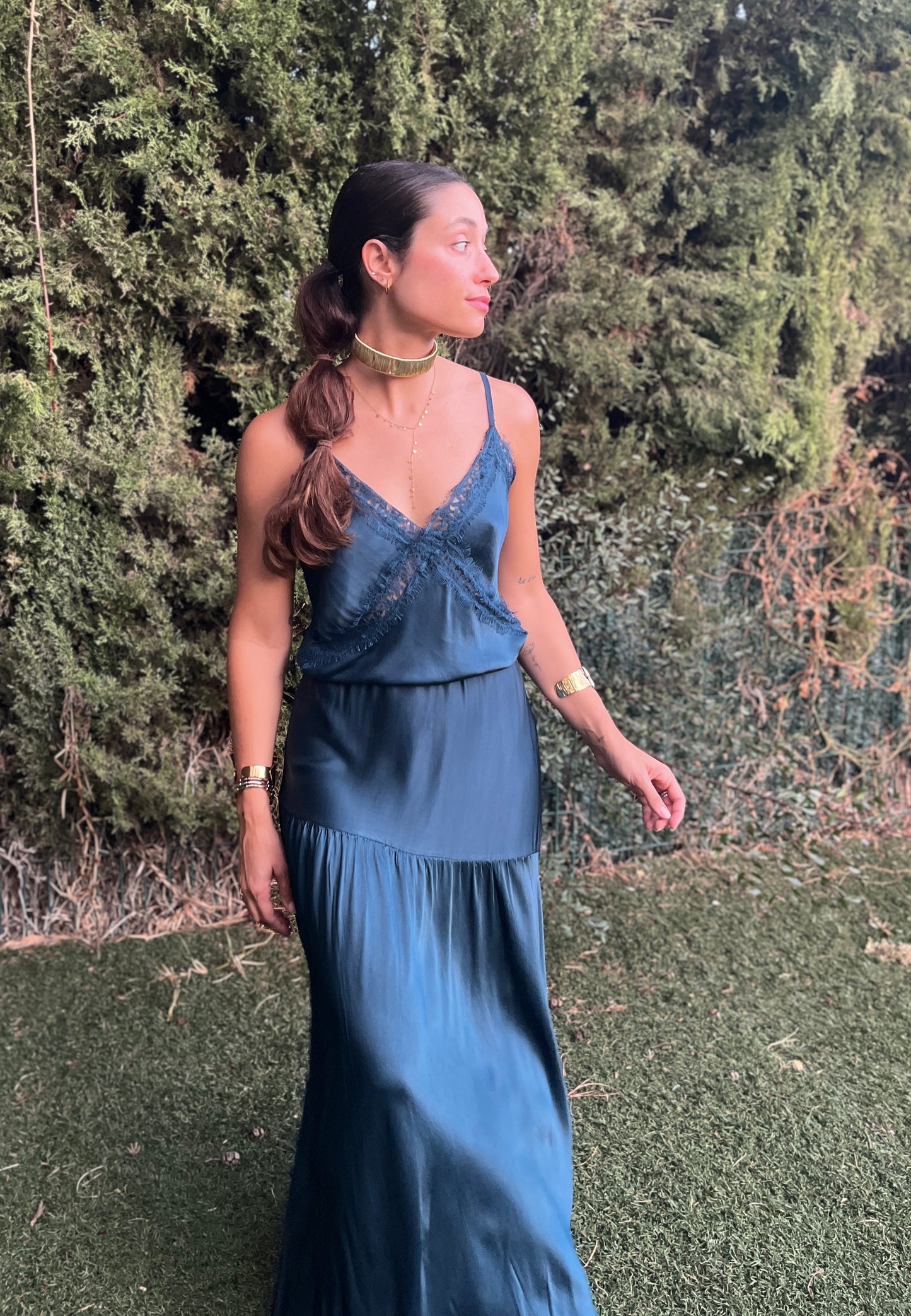 Falda satinada azul petróleo