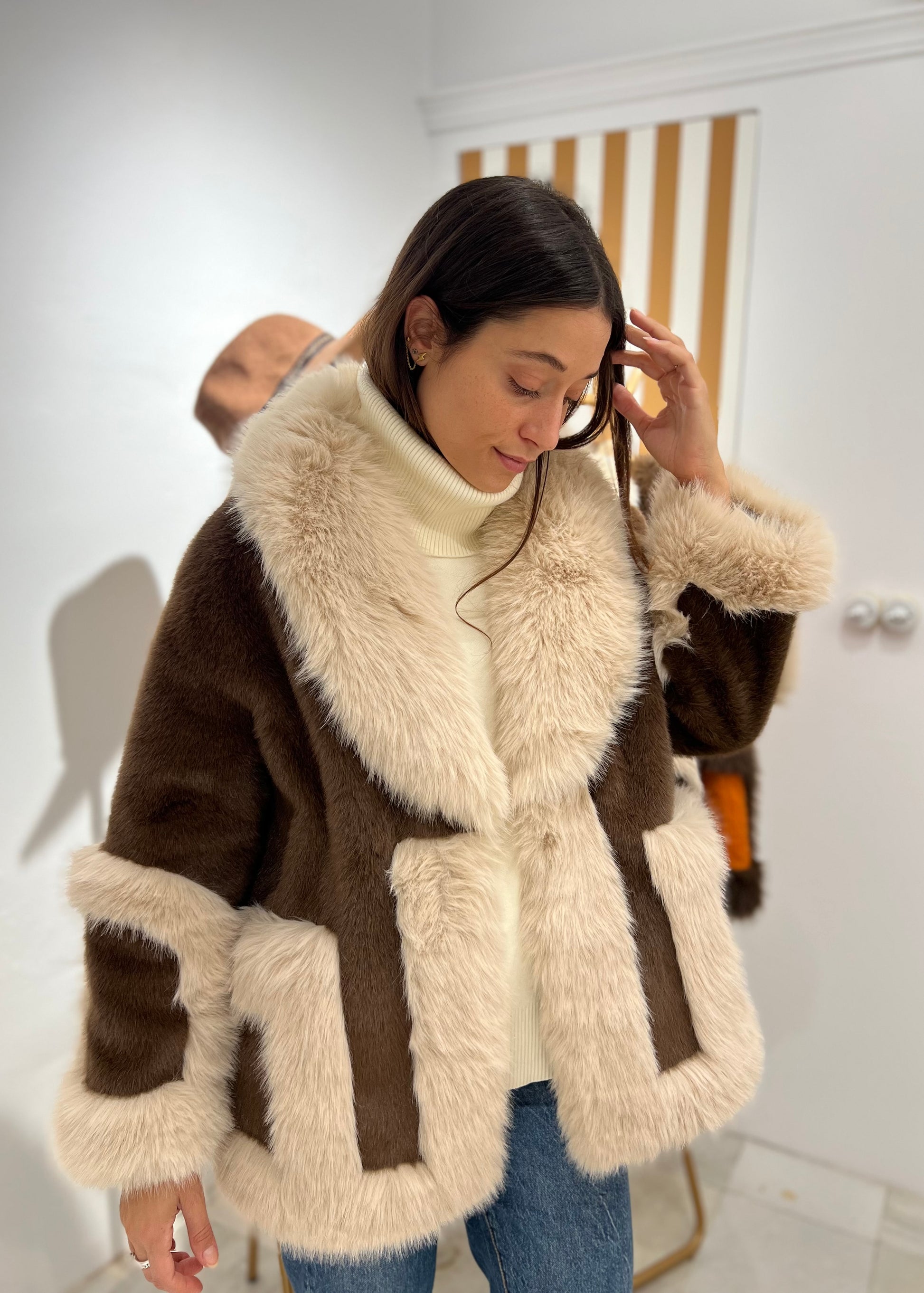 Abrigo de pelo marrón chocolate y beige