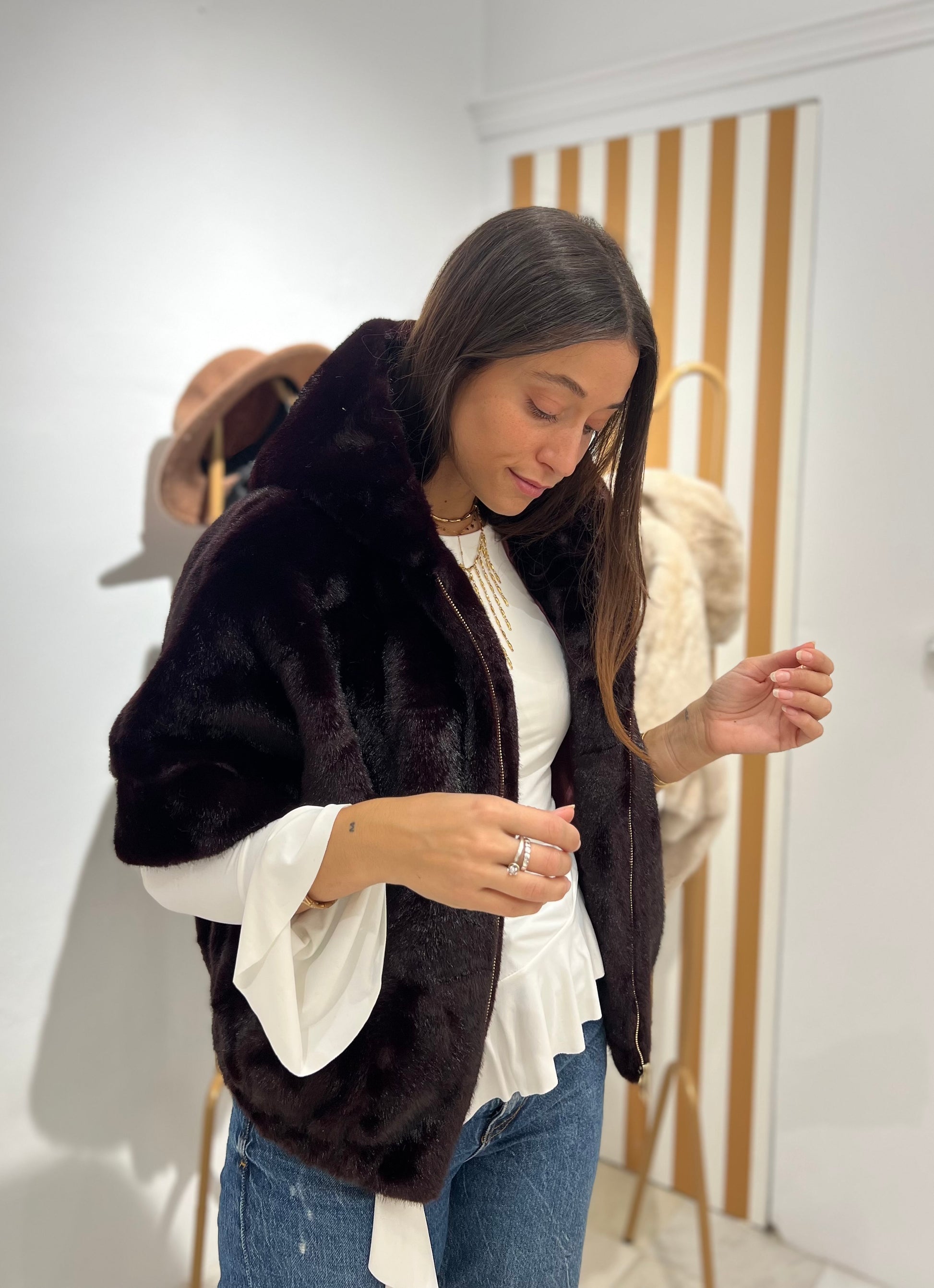 Chaqueta de pelo Burdeos con capucha 