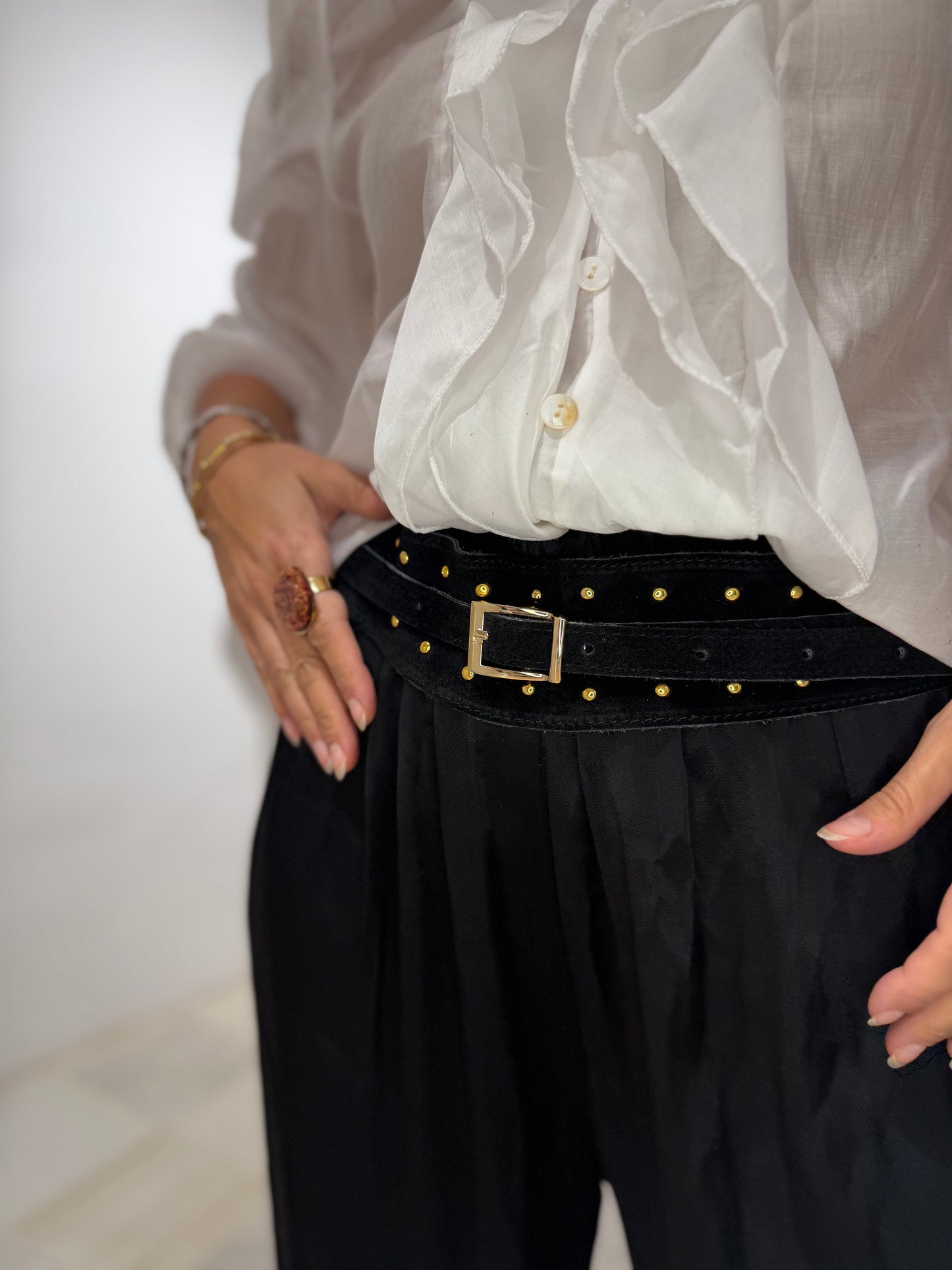 Cinturón serraje tachas