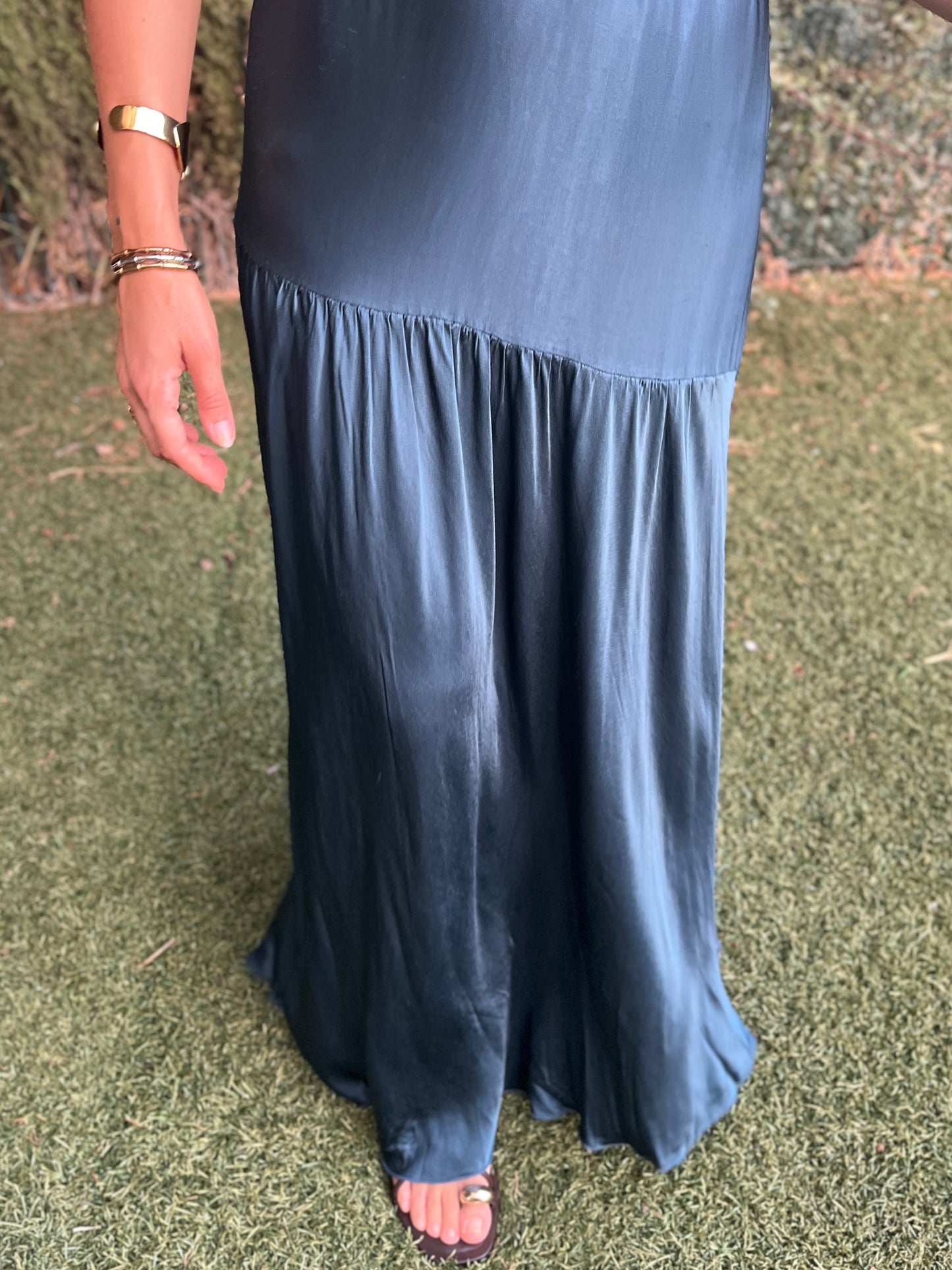 Falda satinada azul petróleo