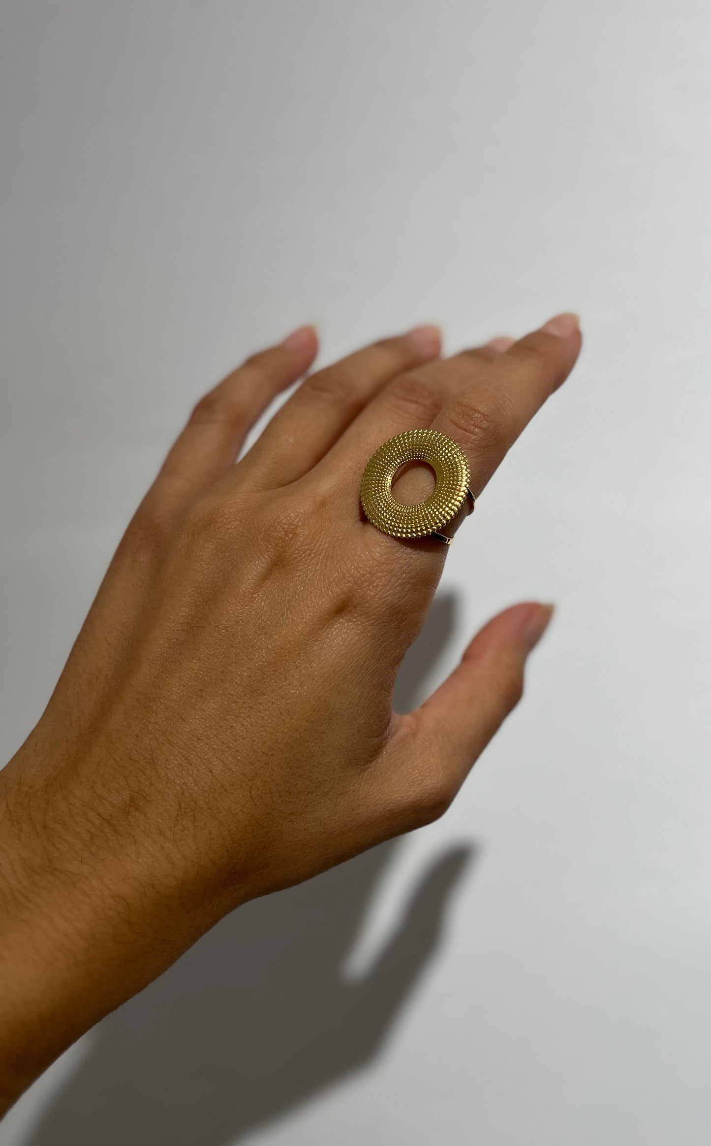 Anillo círculo dorado