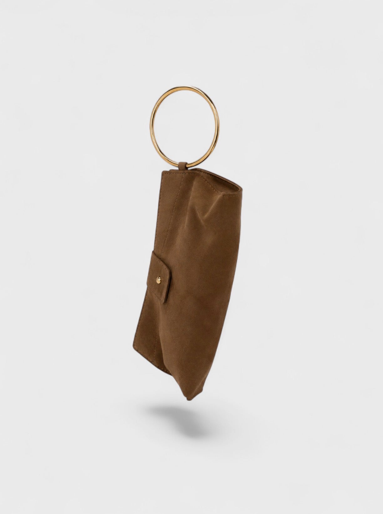 Bolso de mano con argolla metálica 