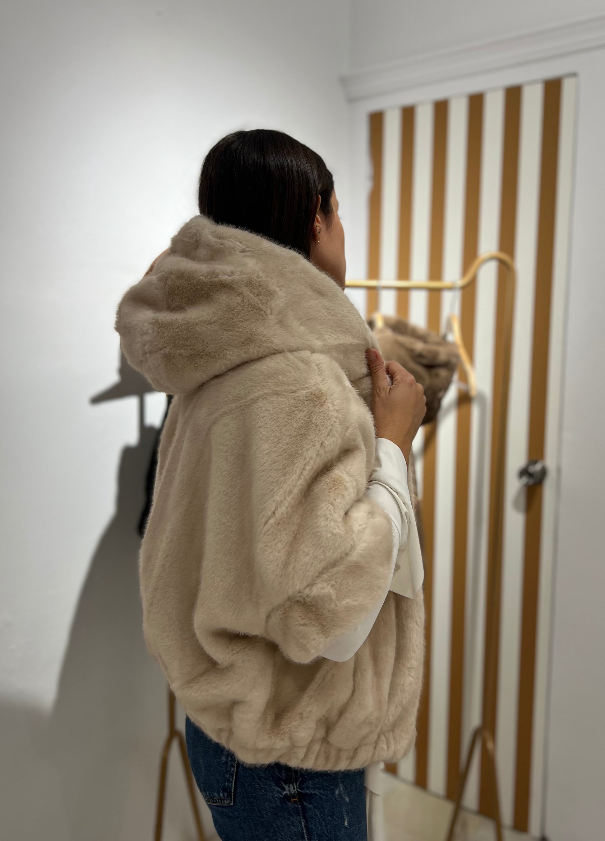 Chaqueta de pelo beige con capucha 