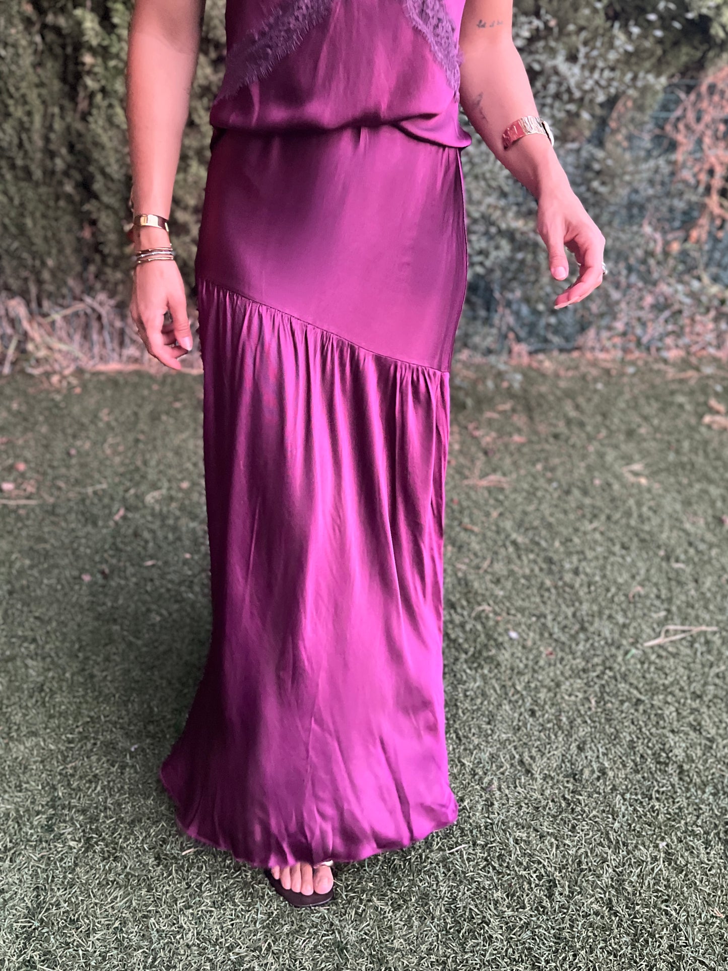 Falda satinada berenjena