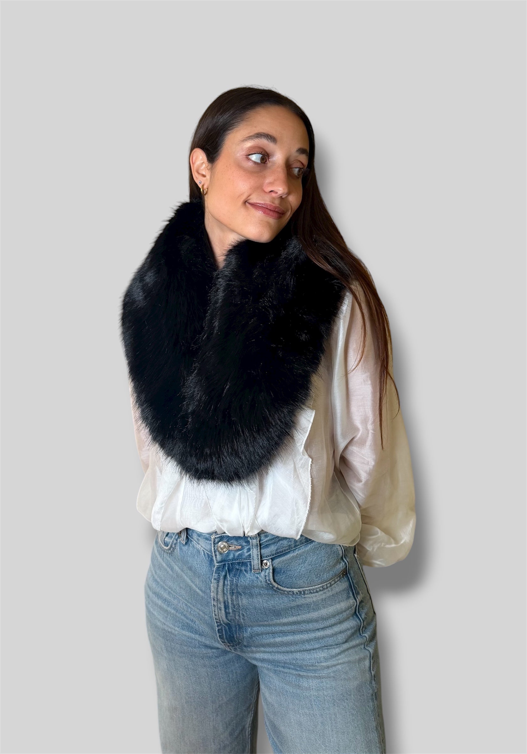 Cuello de pelo sintético negro 