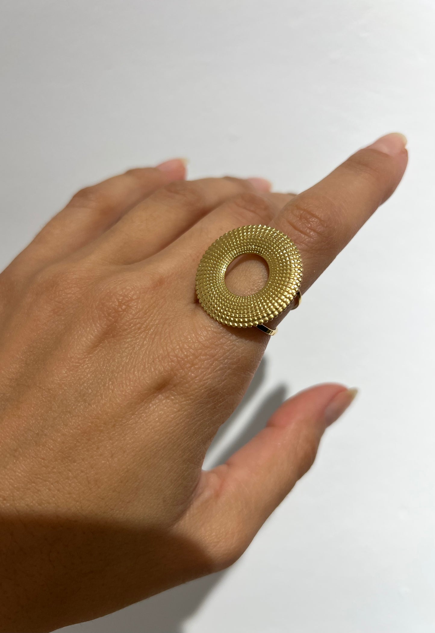 Anillo círculo dorado