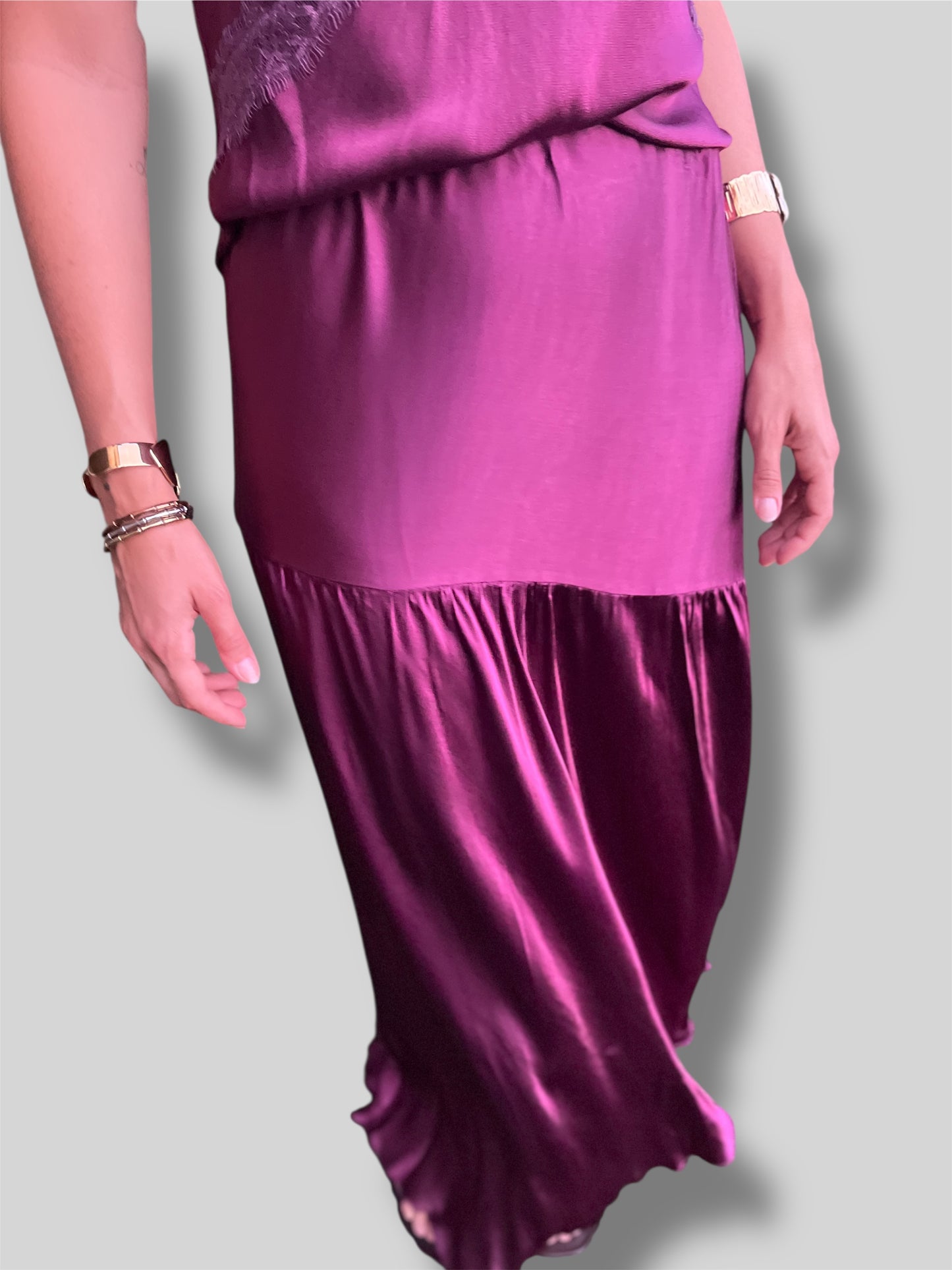 Falda satinada berenjena